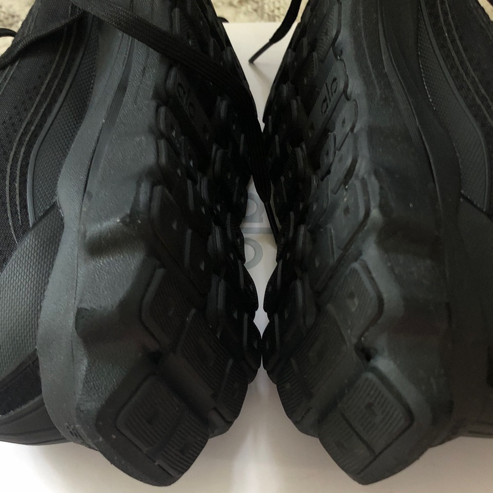 ALO Yoga Runner unisex sneakers W9/M7.5 - Picture 8 of 11